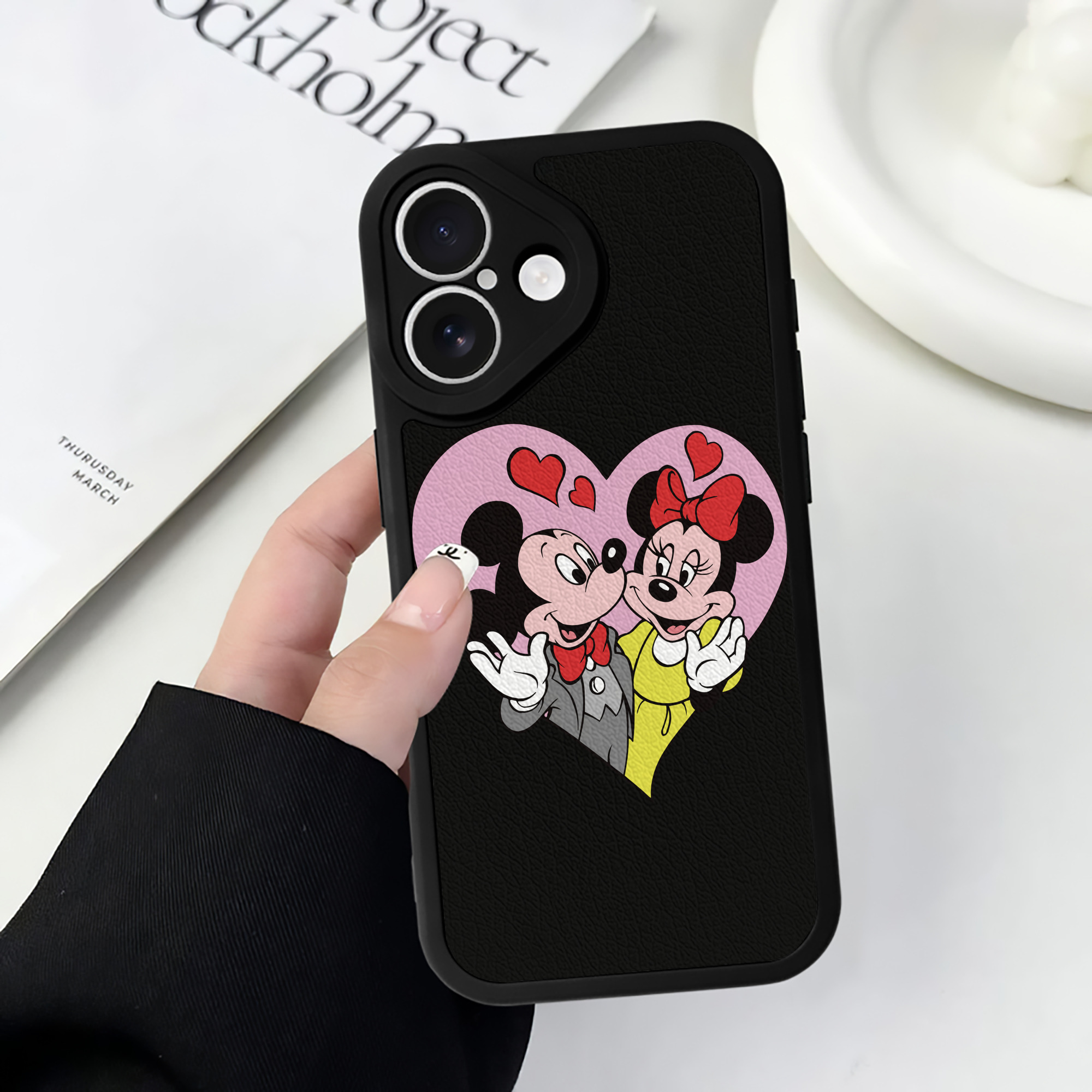 （画像用） ミッキーマウス Mickey Mouse 【iPhone 16シリーズ対応】シリコンスマホケース（レザー調） 材質：シリコン
